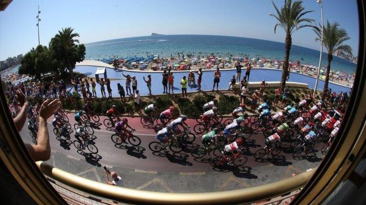 El pelotón de la Vuelta, durante la segunda etapa.-EFE / JAVIER LIZON