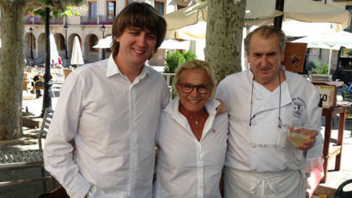 Maribel Gil posa junto con Carlos Martínez y José Luis Jiménez. / MESÓN CASTELLANO-