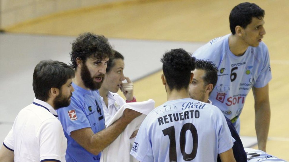 Sevillano da instrucciones durante uno de los partidos del Río Duero Soria esta temporada.-MARIO TEJEDOR