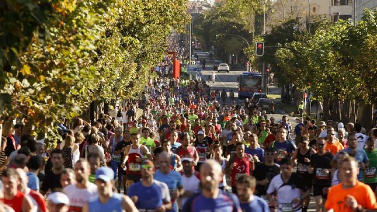 Participantes de la carrera popular Behobia-San Sebastián a su paso por las calles de la capital donostiarra.-EFE / JUAN HERRERO
