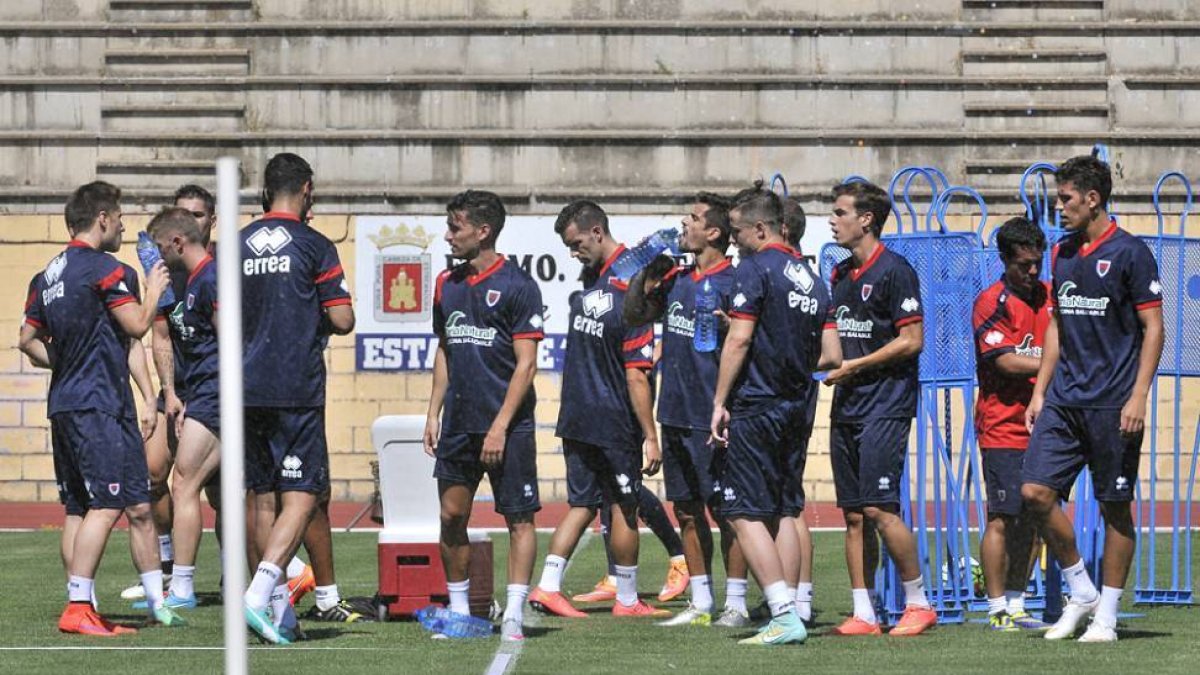 La plantilla del Numancia, con un total de 19 jugadores, inició la pretemporada en el anexo de Los Pajaritos y atrás quedan las vacaciones a lo largo del último mes.-Valentín Guisande
