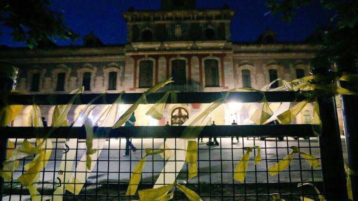 Lazos amarillos en torno al Parlament.-EL PERIÓDICO