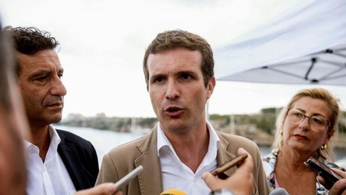 El líder del PP, Pablo Casado, este jueves en Mahón.-EFE / DAVID ARQUIMBAU
