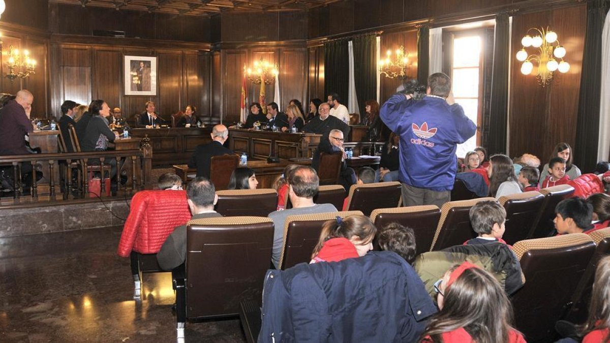 Un momento del pleno, ante la mirada de los alumnos de Trilema.-Valentín Guisande