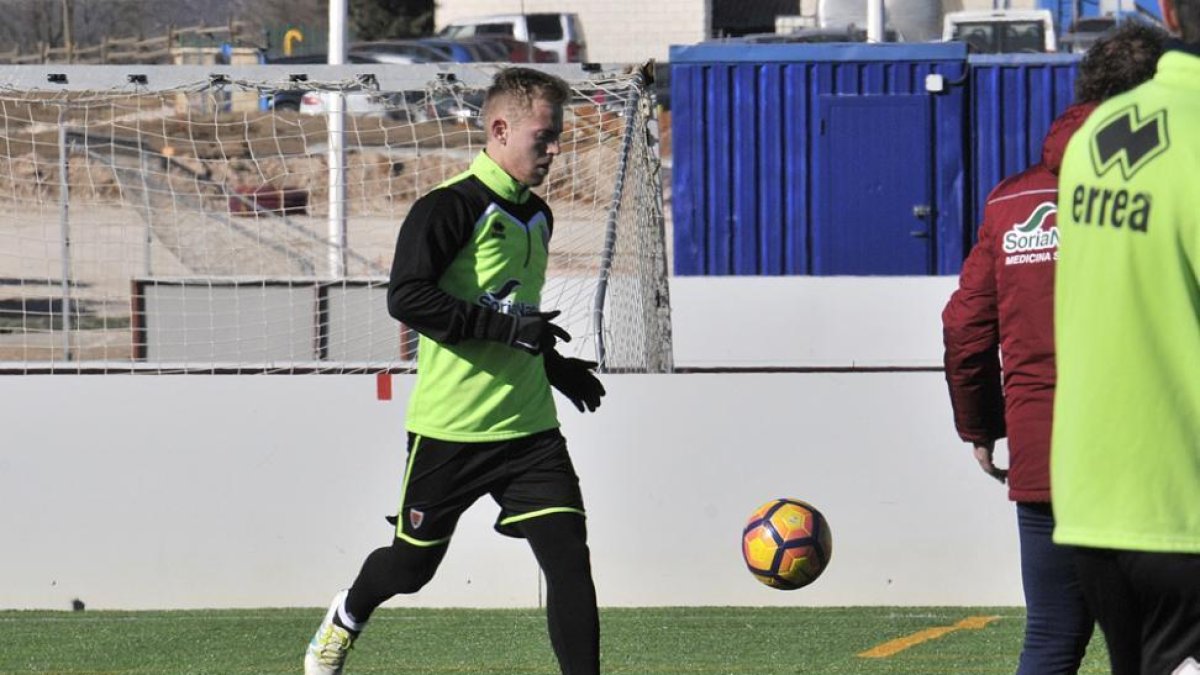Dani Nieto durante su entrenamiento de ayer con la primera plantilla soriana.-VALENTÍN GUISANDE