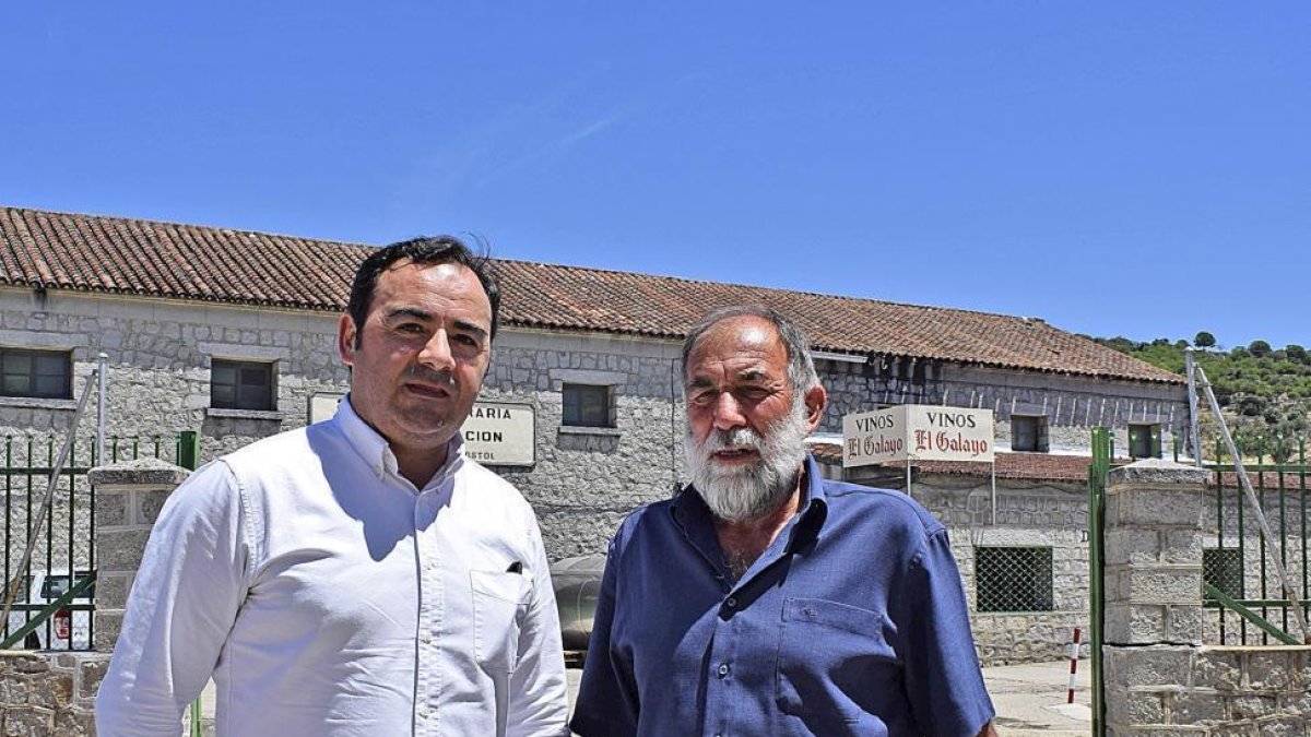 Mariano Gómez (derecha), presidente de la cooperativa Santiago Apóstol, con Jesús Soto, delante de la bodega cebrereña-ARGICOMUNICACIÓN