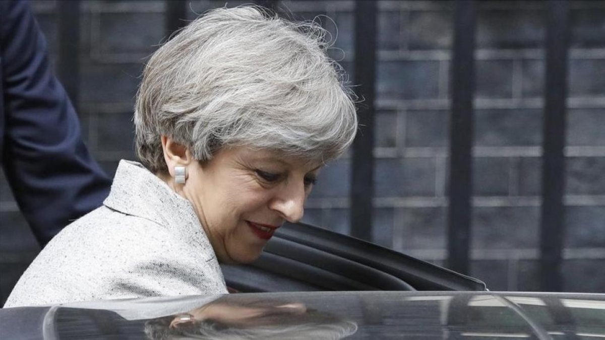 Theresa May abandona Downing Street tras reunirse con la líder del DUP, Arlene Foster.-AP / FRANK AUGSTEIN