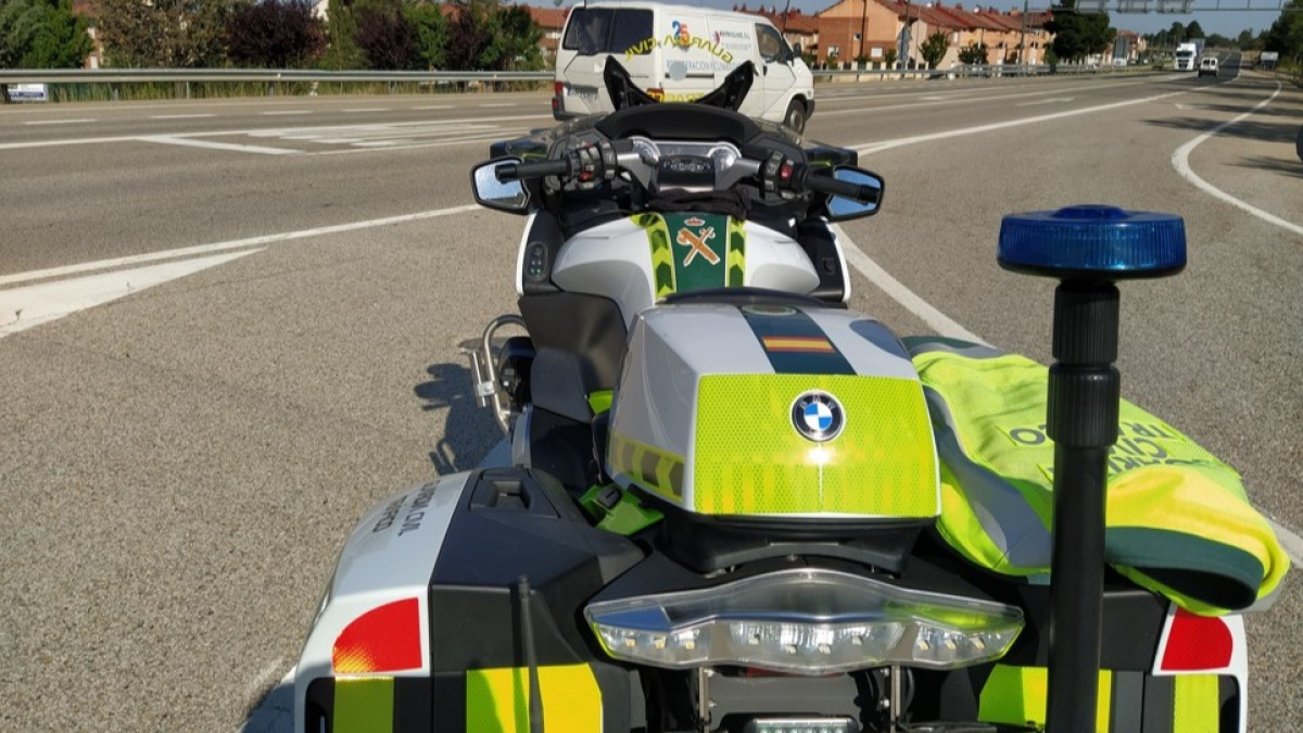 Moto de la Guardia Civil en la carretera.-HDS