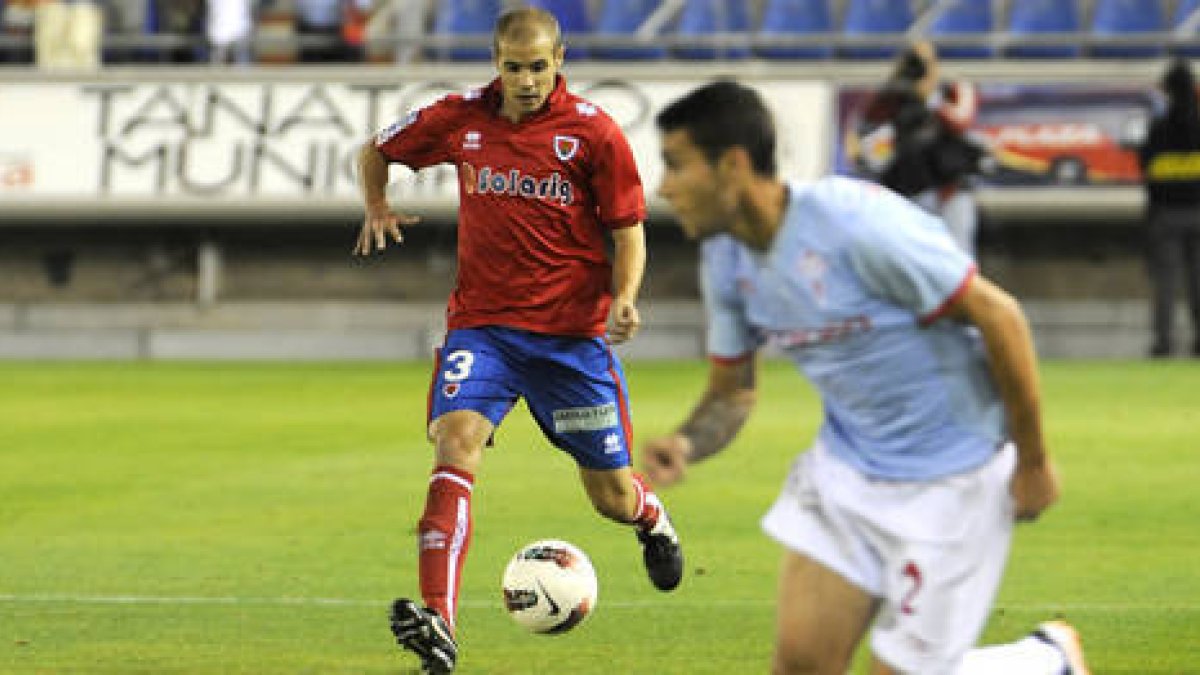 Adrián Ripa durante un partido de la primera vuelta en Los Pajaritos. / VALENTÍN GUISANDE-