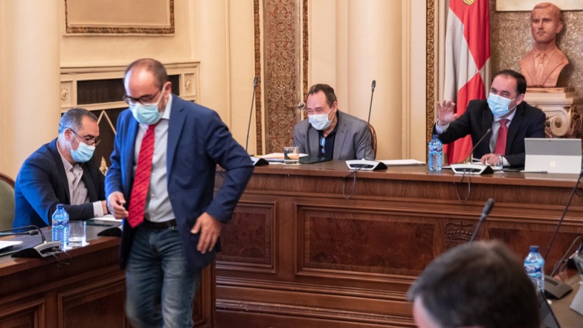 De pie, Luis Rey en la sala de plenos de la Diputación.-GONZALO MONTESEGURO