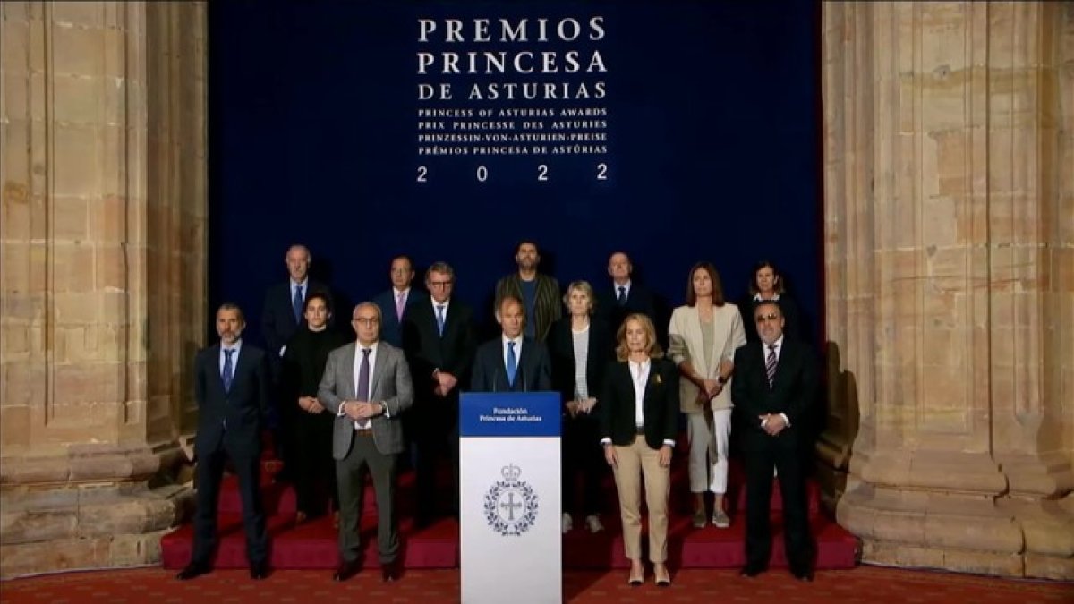 Abel Antón en el momento de anunciar el fallo del jurado de los Premios Princesa de Asturias. HDS