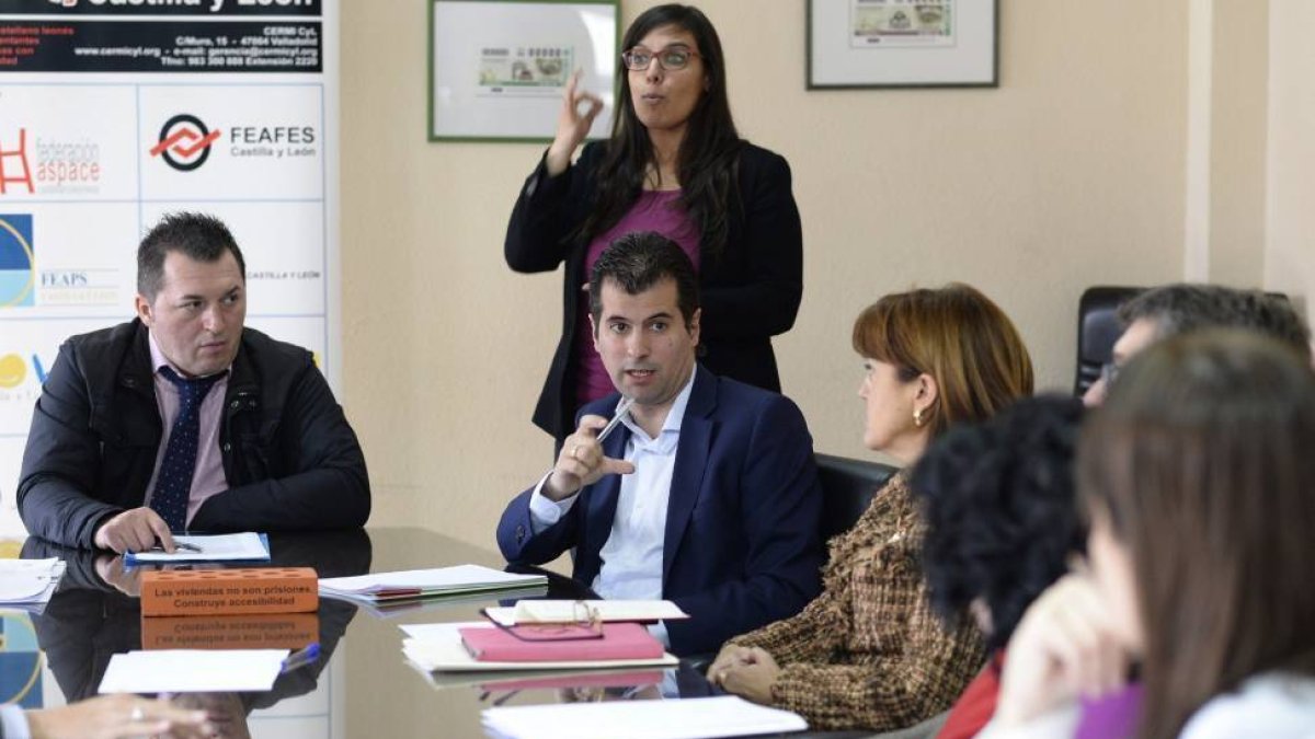 El secretario general del PSOE de Castilla y León, Luis Tudanca (2i), y el presidente de CERMI, Francisco Sardón (i), durante la reunión de trabajo que han mantenido en Valladolid-Efe
