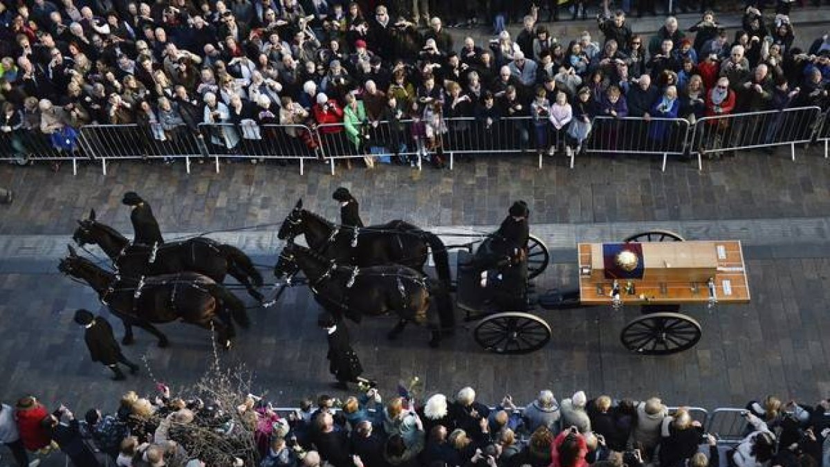 Miles de personas observan la procesión fúnebre de un rey muerto hace más de cinco siglos, Ricardo III (1452-1485), cuyos restos fueron hallados en el 2012, en Leicester, centro de Inglaterra.-Foto: ANDY RAIN / EFE
