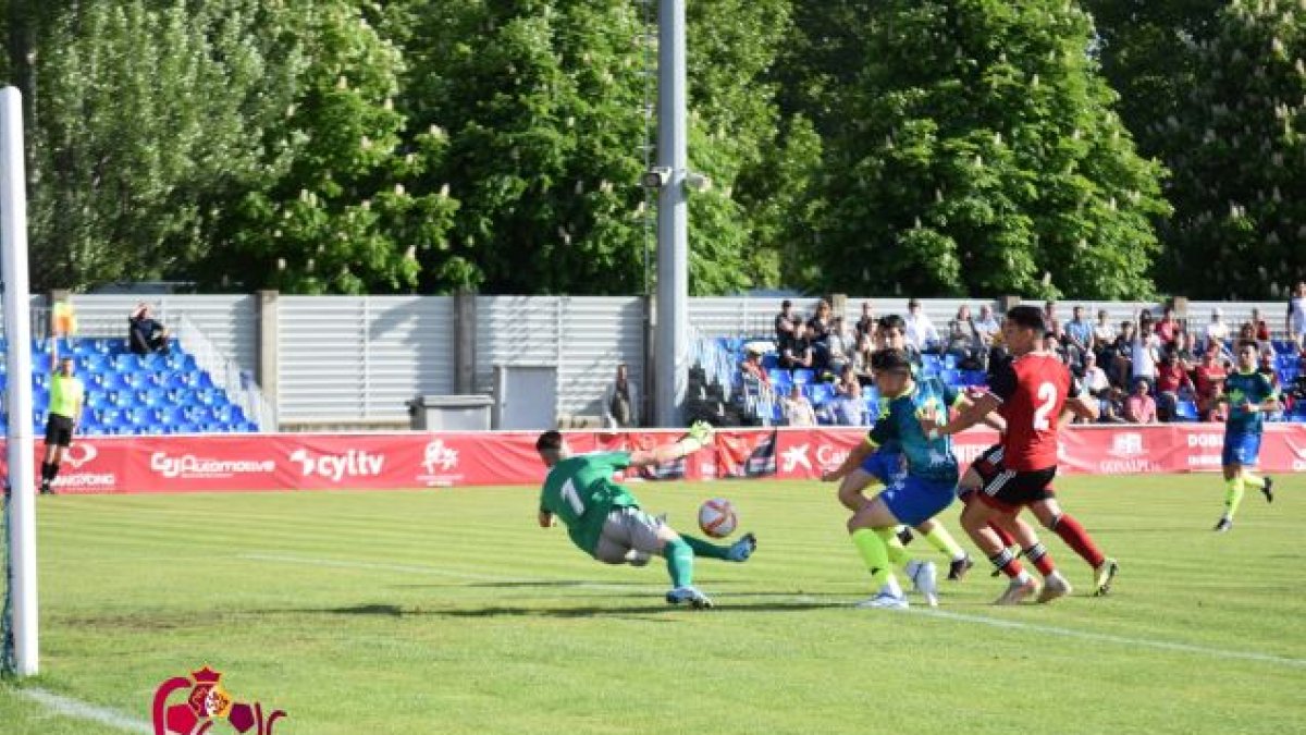 Imagen del partido entre Tordesillas y Mirandés B en La Arboleda. FCYLF