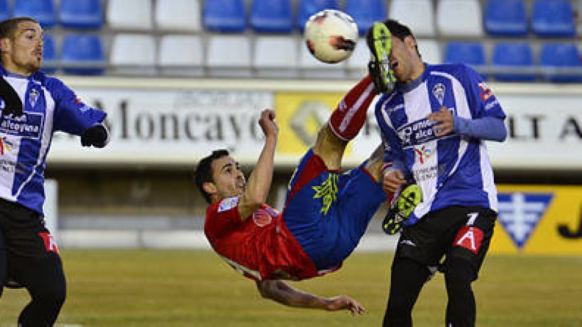 Díaz de Cerio en el encuentro de ayer ante el Alcoyano. / V. Guisande-