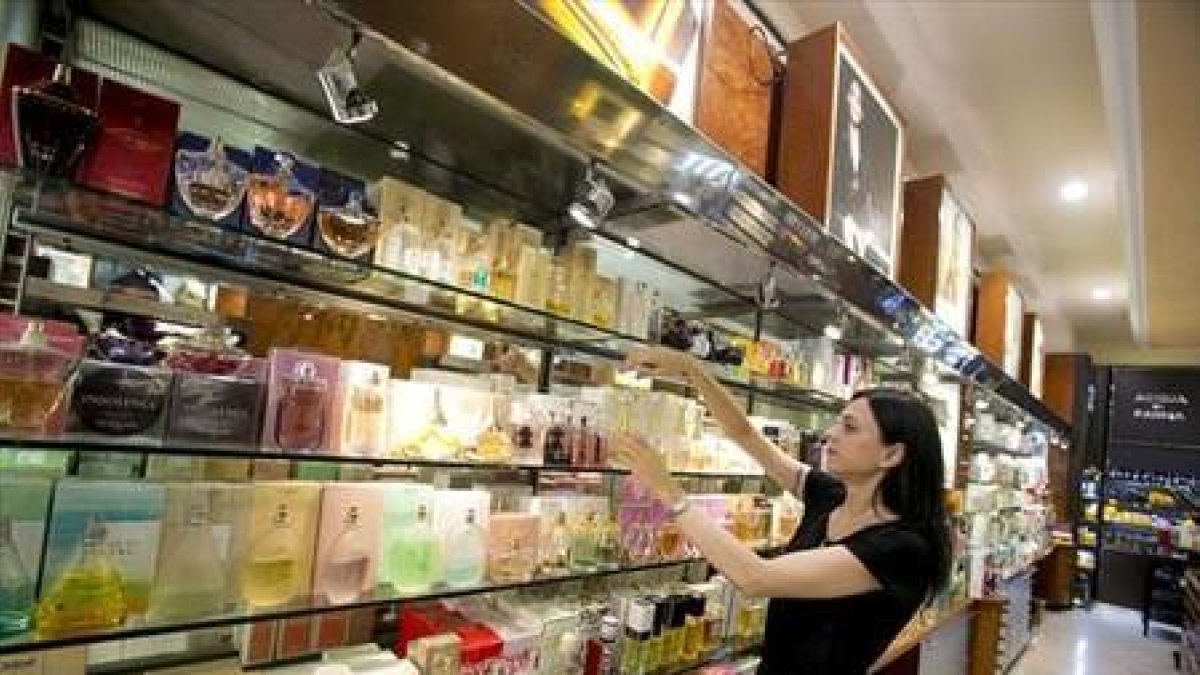 Establecimiento de perfumería en paseo de Gracia.-FERRAN NADEU