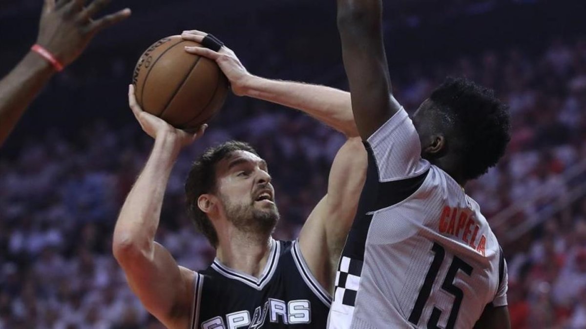 Pau Gasol (San Antonio) frente a Clit Capela (Houston).-