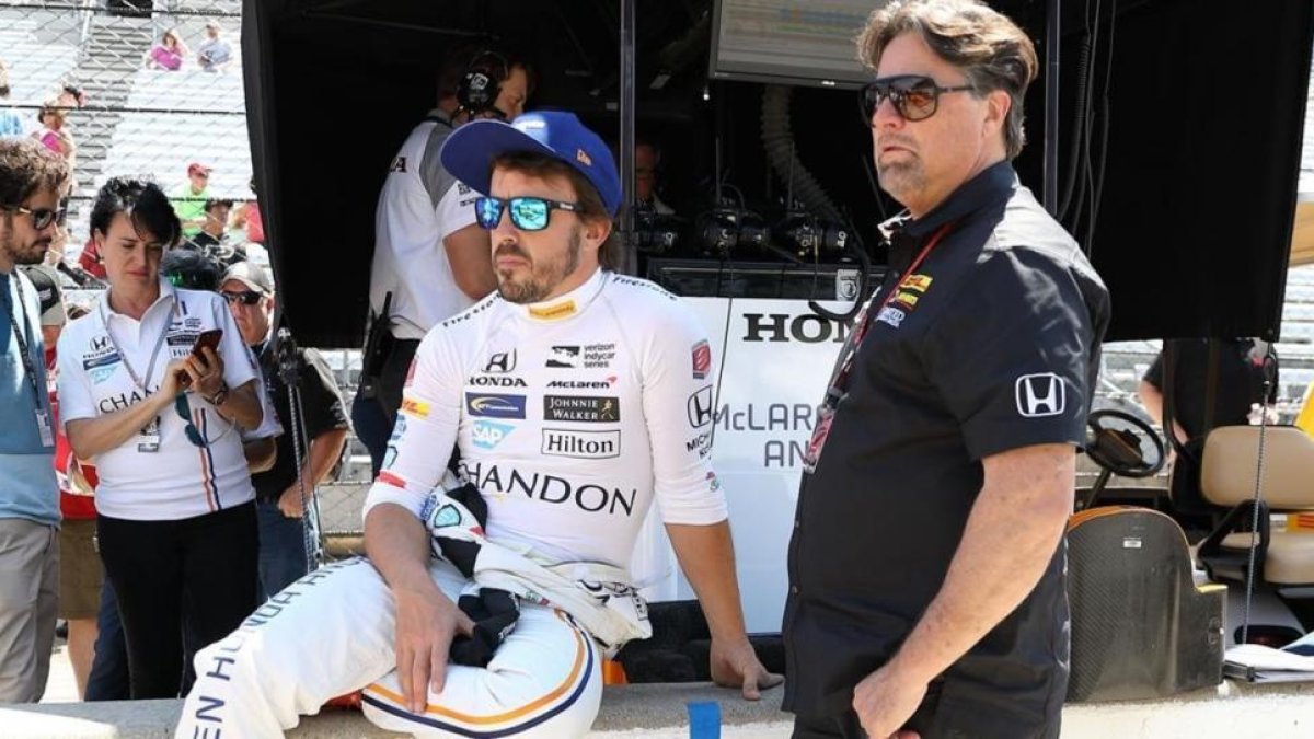 Fernando Alonso, junto al dueño del equipo en el que corre en Indy, Michael Andretti, en un descanso de los entrenamientos.-STEVE C MITCHELL