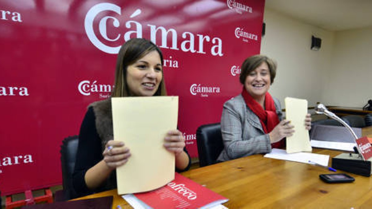 Soraya Mayo y Pilar Sánchez Barreiro, en la firma del convenio./ A. M. -
