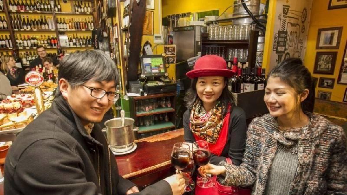 Turistas chinos en un bar.-EL PERIÓDICO / ARCHIVO
