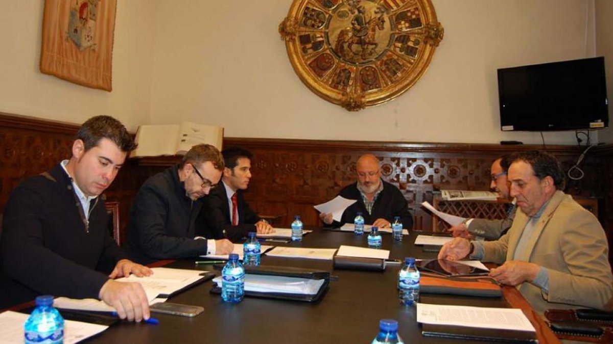 Imagen de la reunión de los patronos del Caep en la mañana de ayer en Diputación.-H.D.S.