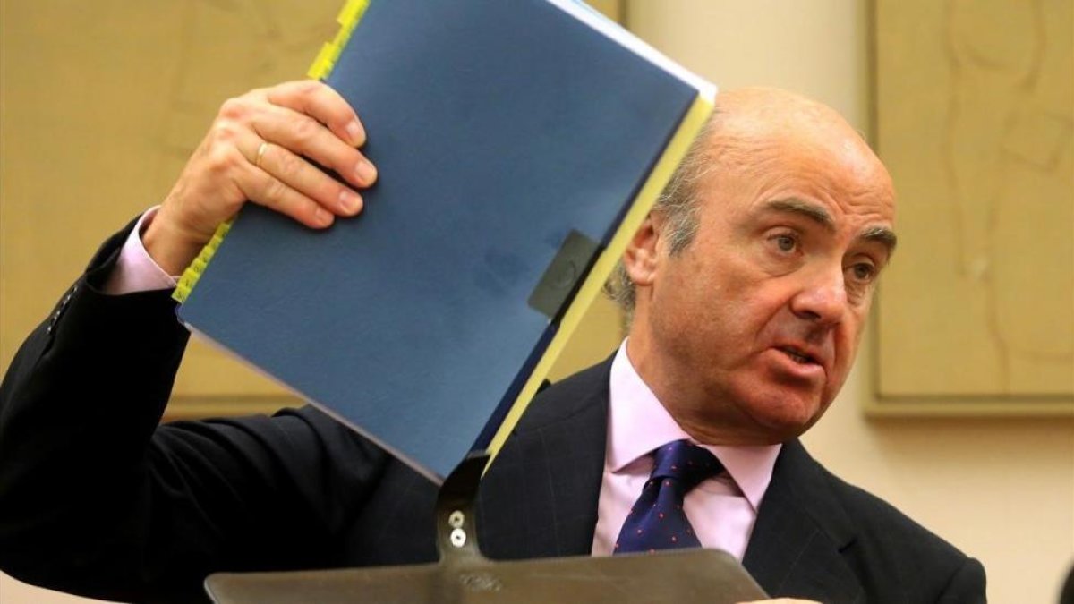 El ministro de Economía, Luis de Guindos, en la comisión de Economía del Congreso.-JUAN MANUEL PRATS