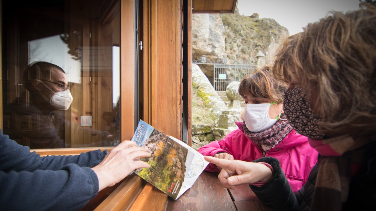 Turistas en San Saturio en la mañana del domingo.-GM