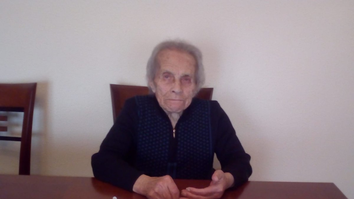 Tomasa Ayuso con la tarta