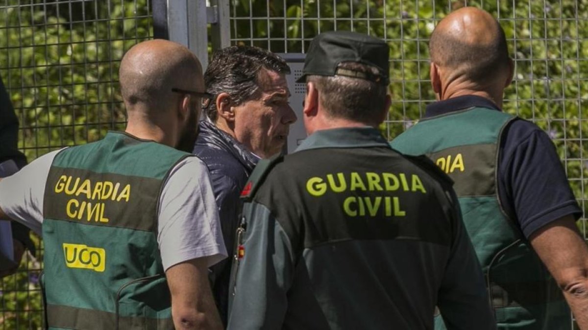 Ignacio González es trasladado a la comandancia de la Guardia Civil de Tres Cantos, en Madrid, el viernes para prestar declaración ante el juez.-SANTI DONAIRE