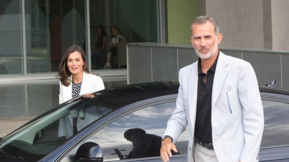 Los reyes Felipe y Letizia salen de visitar al rey Juan Carlos, el domingo, en el hospital Quirón Salud Madrid.-EUROPA PRESS