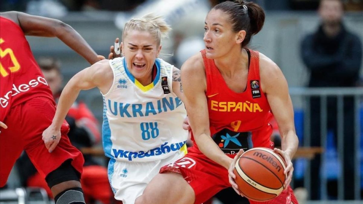 Laia Palau, en una acción del partido de la selección en Ucrania-SERGEY DOLZHENKO (EFE)