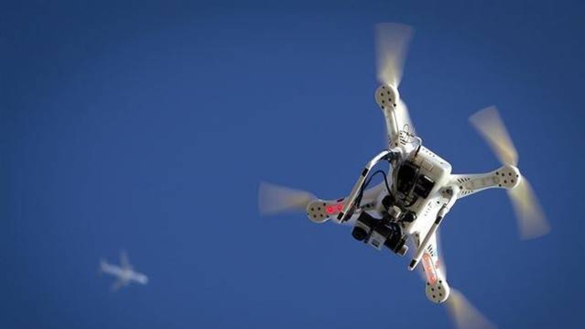 Un dron equipado con videocámara.-Foto: REUTERS / CARLO ALLEGRI
