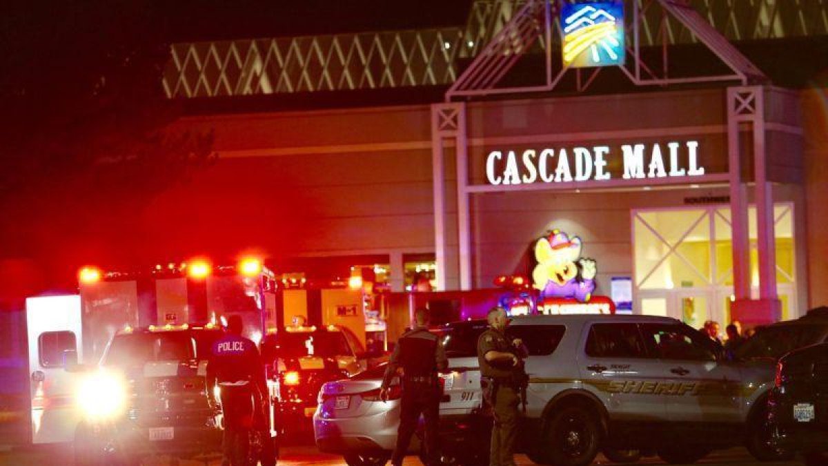 Policías ante el centro comercial Cascade Mall de Burlington (EEUU), donde se ha producido el tiroteo.-Dean Rutz / AP