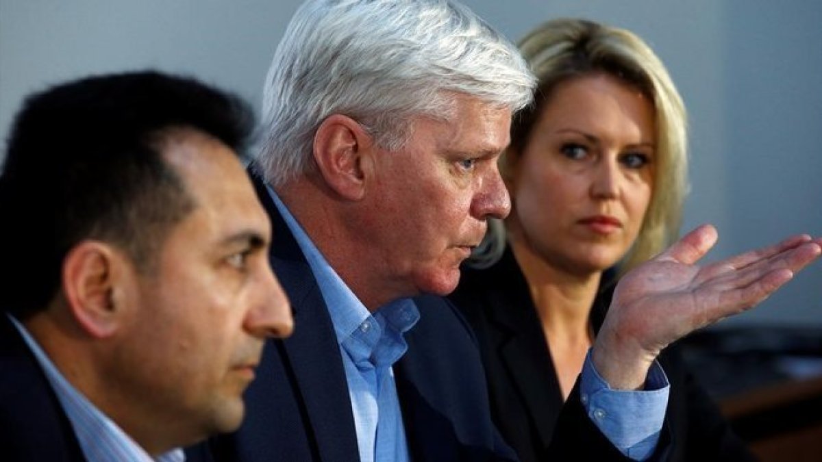 El editor de Wikileaks, Kristinn Hrafnsson, entre el exconsul de Ecuador Fidel Narvaez y la abogada de Assange Jennifer Robinson.-REUTERS