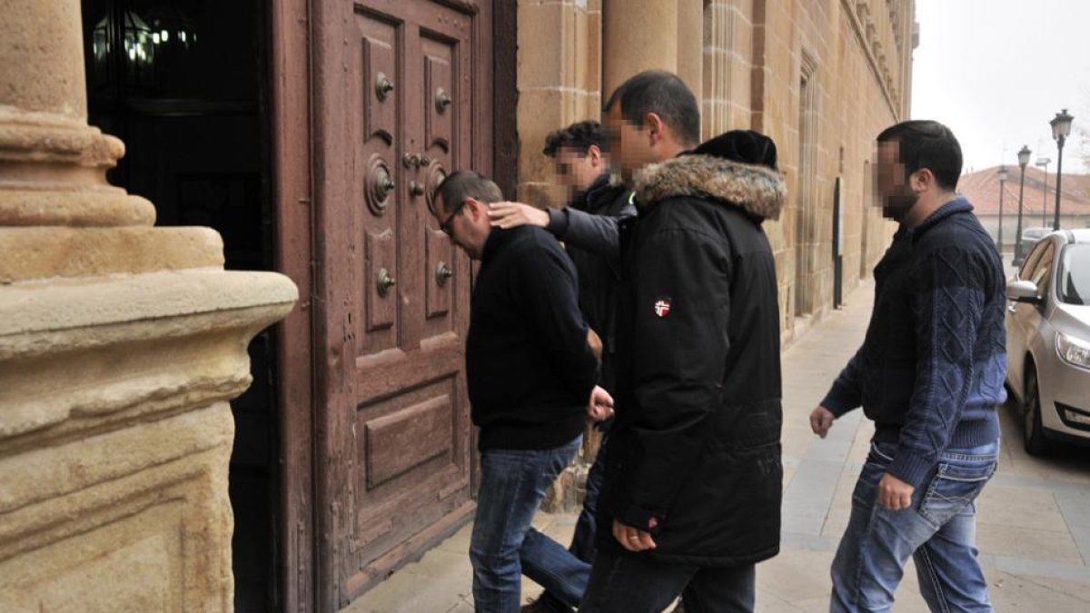 E.I. el pasado miércoles entrando en el Palacio de Justicia.-VALENTÍN GUISANDE