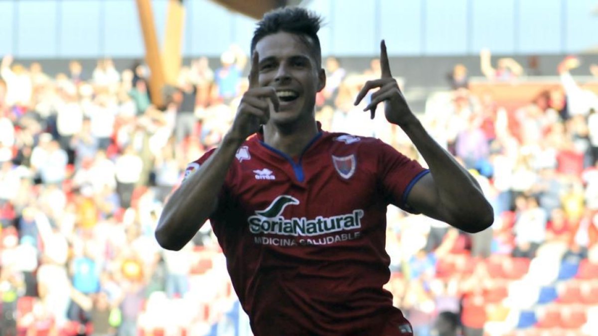 Manu del Moral celebra uno de los nueve goles que ha marcado con el Numancia en estas 19 jornadas.-Diego Mayor