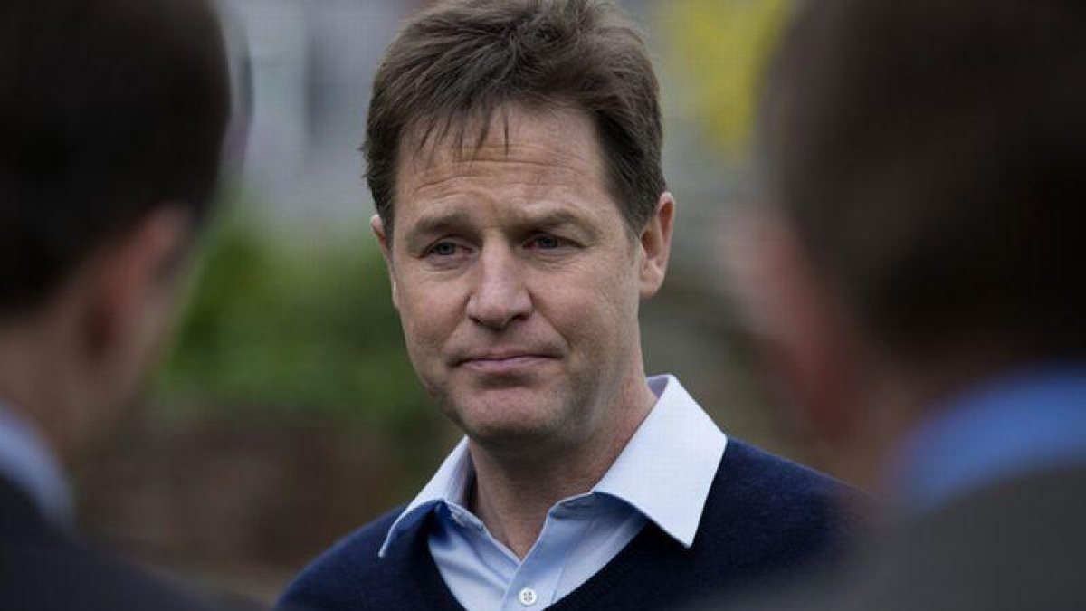 Nick Clegg habla con la prensa en Sheffield, en una imagen de archivo.-AP / JON SUPER