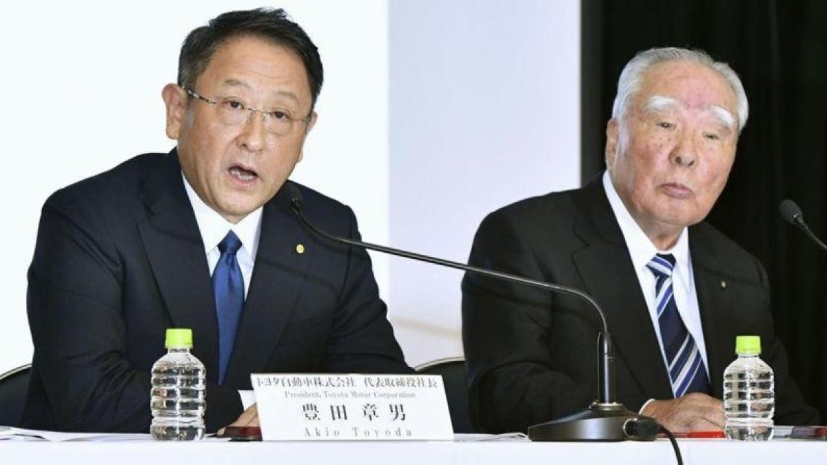 Akio Toyota (Toyota) y Osamu Suzuki (Suzuki) en la conferencia de prensa.-Shigeyuki Inakuma