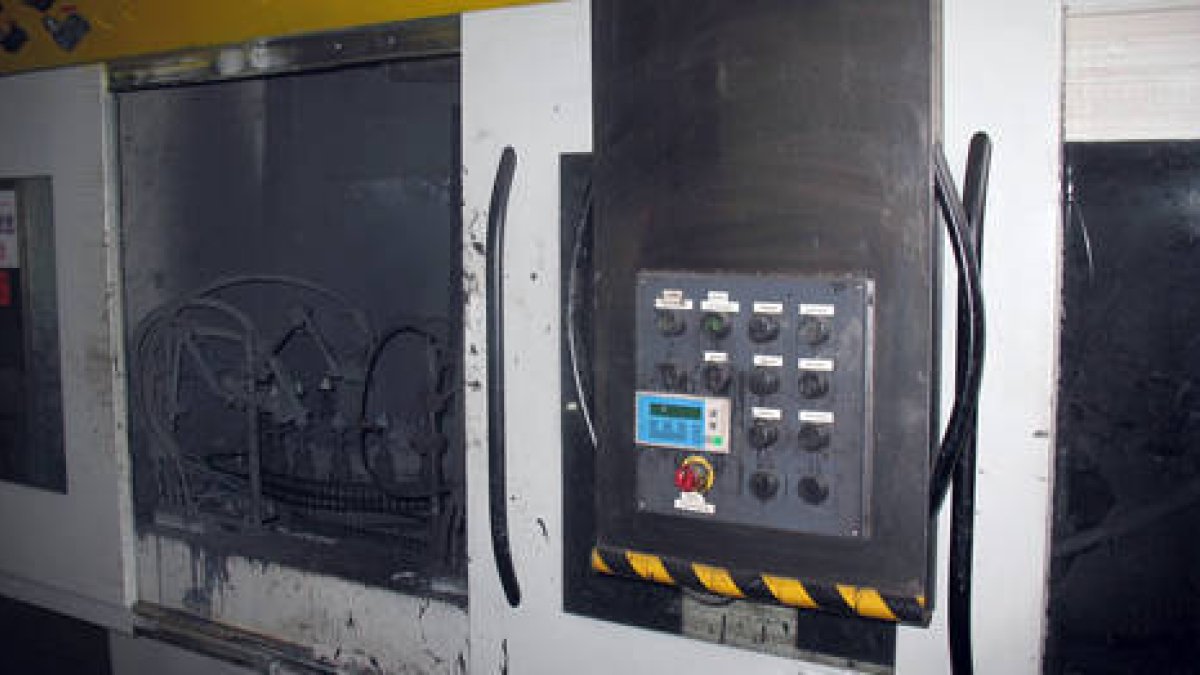 Detalle de la cabina calcinada por el incendio en Gotec. / BOMBEROS DE ALMAZÁN - DIPUTACIÓN-