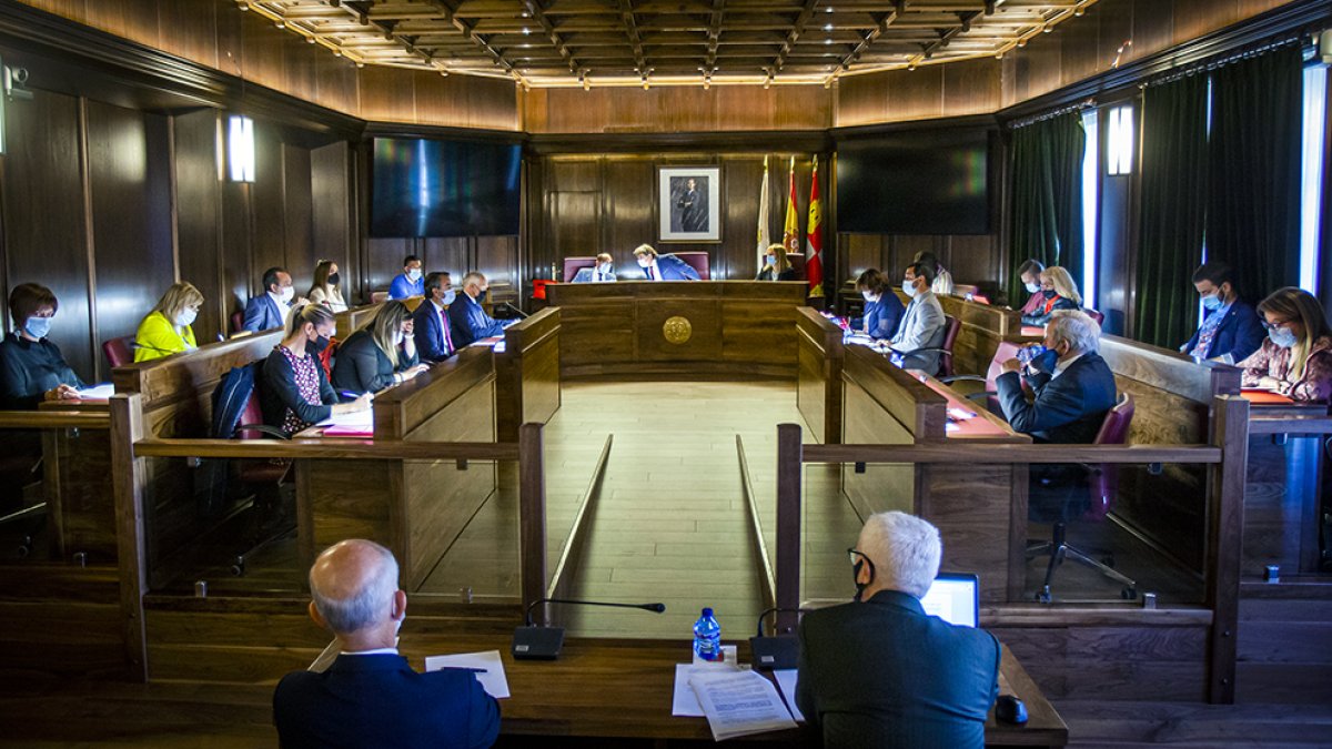 El pleno volvió al Ayuntamiento, con escaños remodelados por los trabajadores del almacén municipal. MARIO TEJEDOR