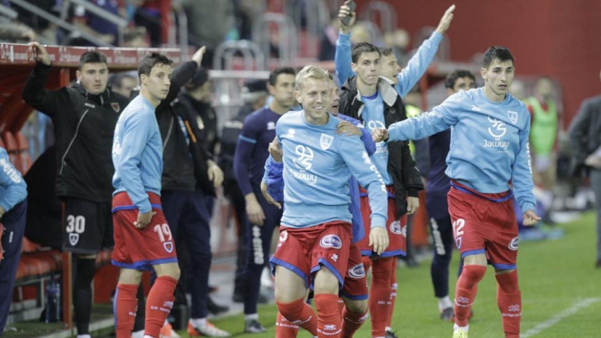 Los jugadores del Numancia esperan en la banda el pitido final del partido ante la Cultural el sábado.-LUIS ÁNGEL TEJEDOR