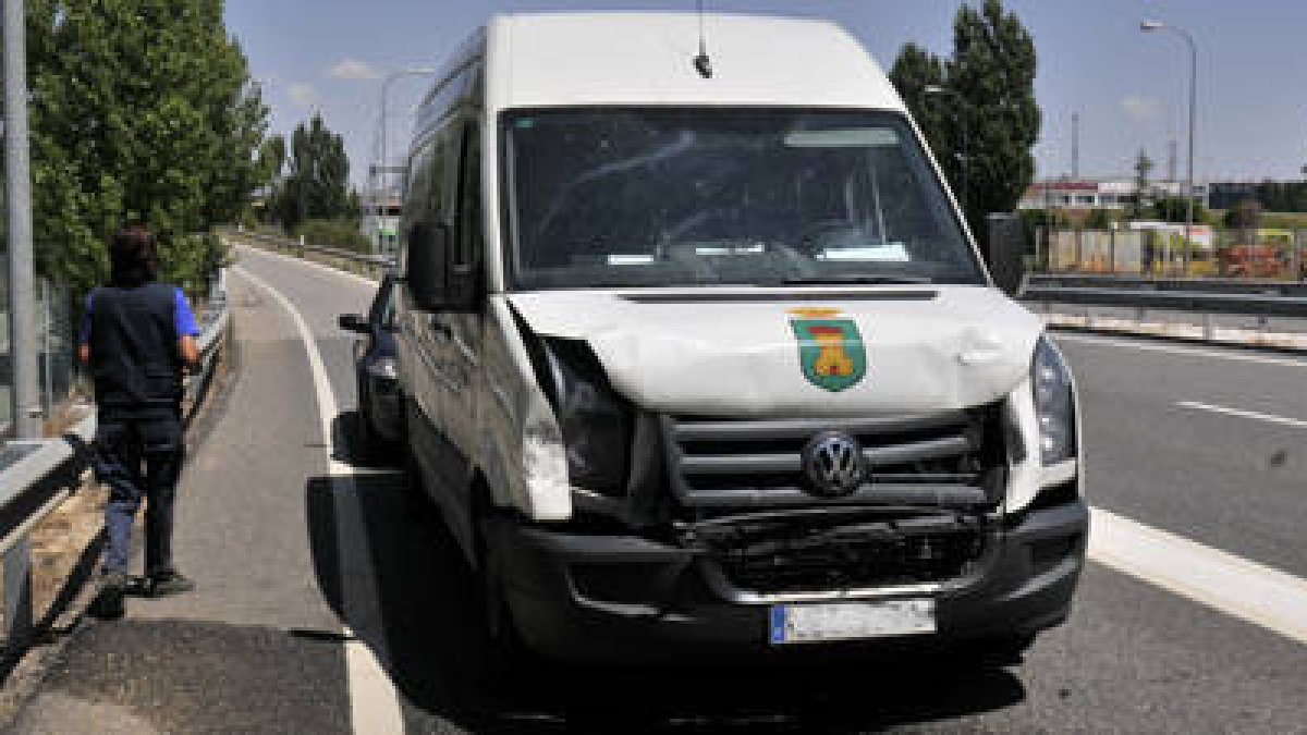 Estado en el que quedó el coche tras un accidente en la variante. / V. G. -