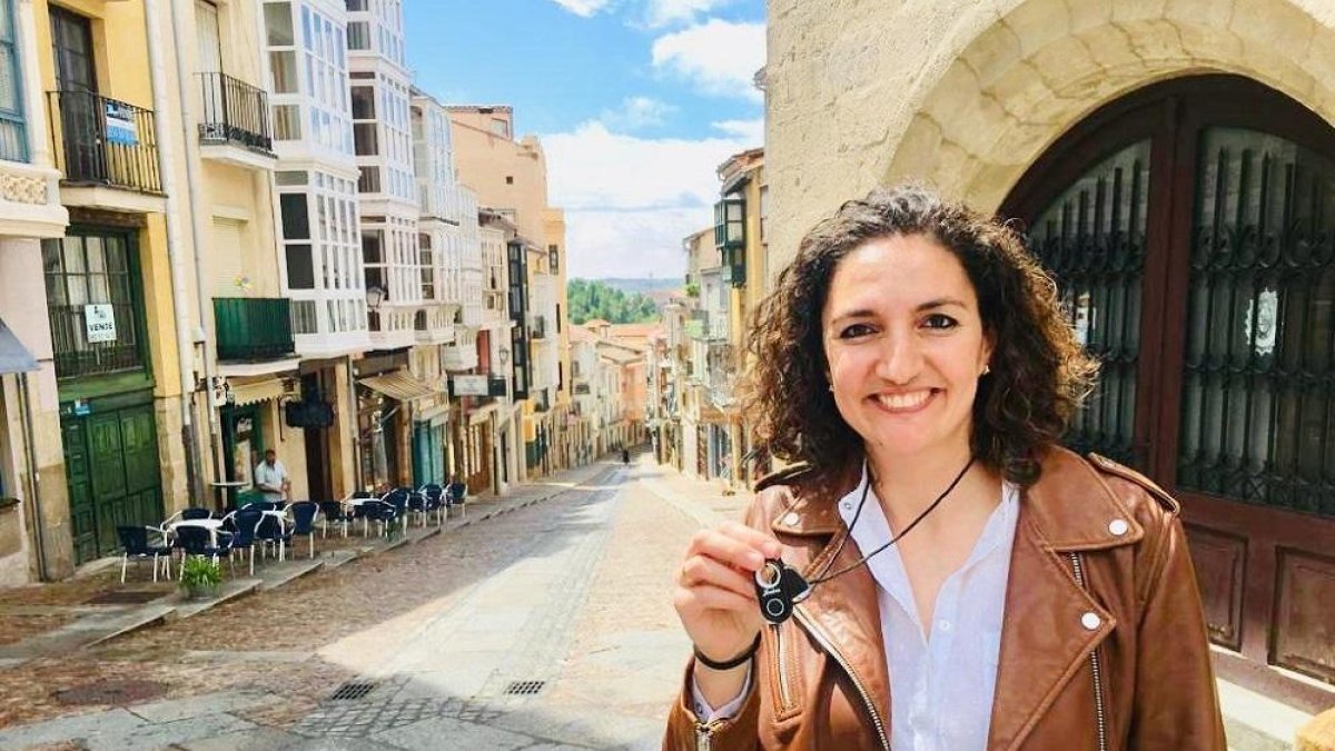 Cristina Ruiz, CEO de FindMe, muestra el dispositivo que sirve para mandar alertas en situaciones de peligro.-EL MUNDO