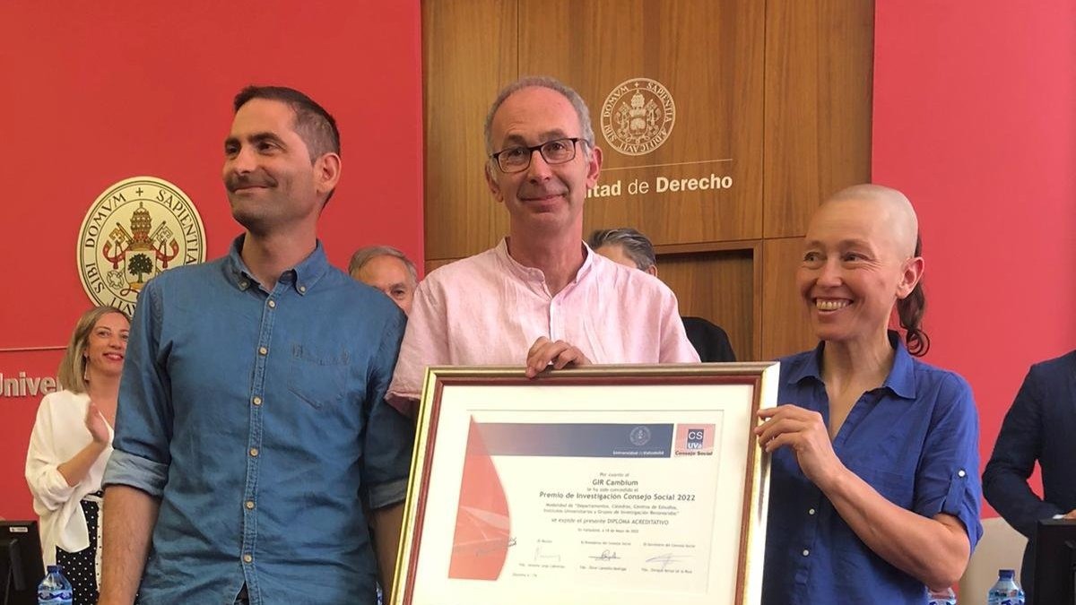 Los representantes del GIR Cambium de Soria recogen en reconocimiento. HDS