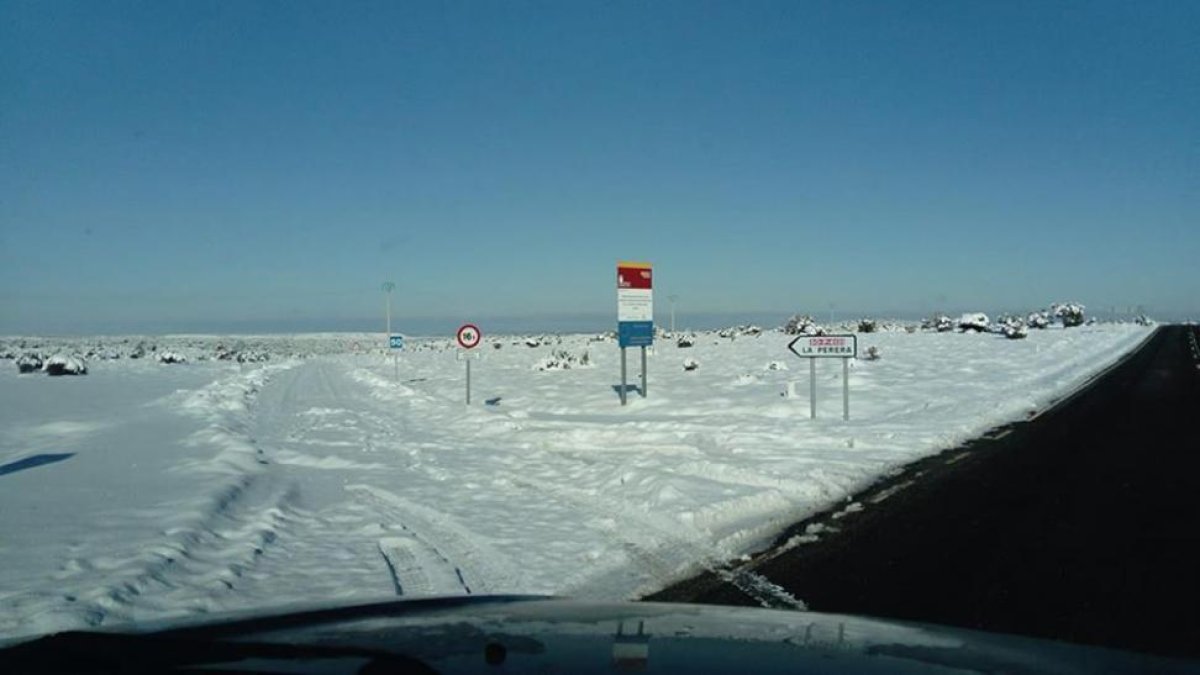 El acceso a La Perera antes de que las máquinas quitanieves permitieran el tránsito por la vía.-HDS