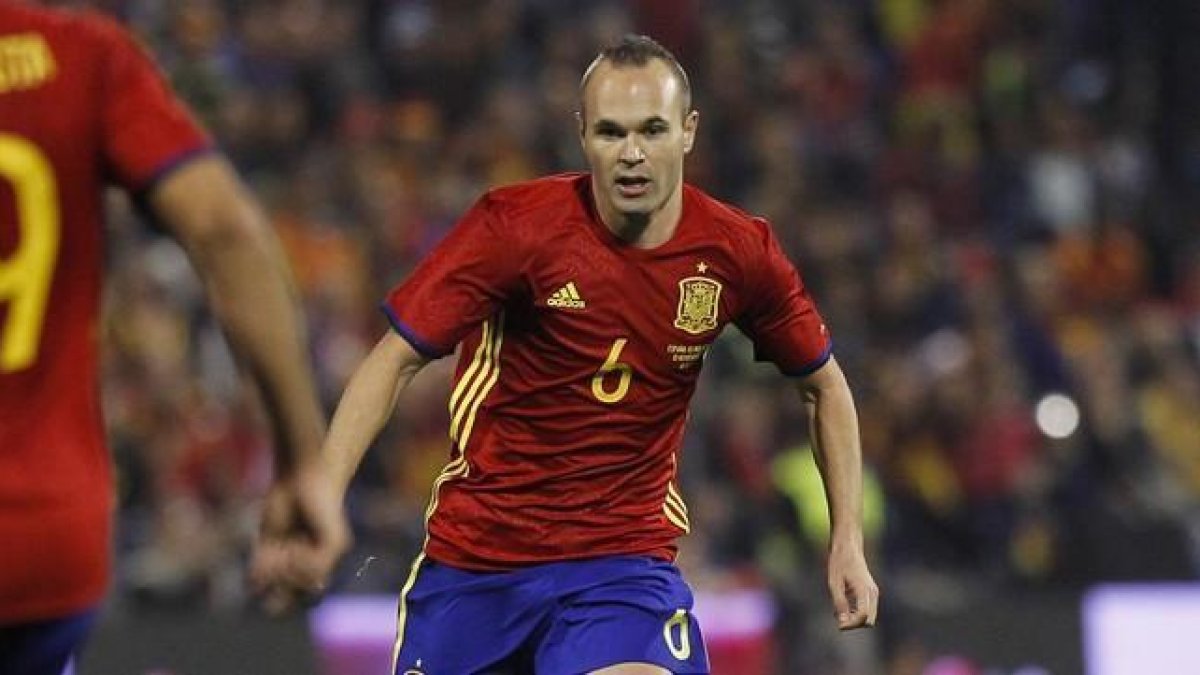 Andrés Iniesta, en el último partido de la selección española, en Alicante.-MIGUEL LORENZO