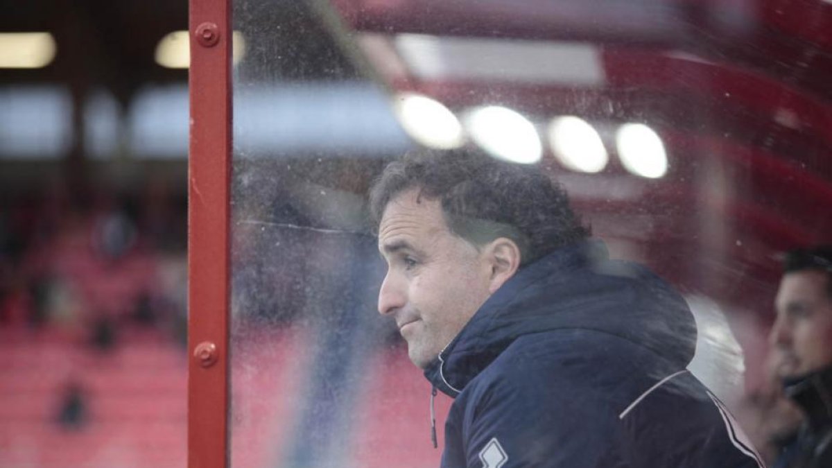 Jagoba Arrasate observa un partido del Numancia desde el banquillo de Los Pajaritos.-MARIO TEJEDOR