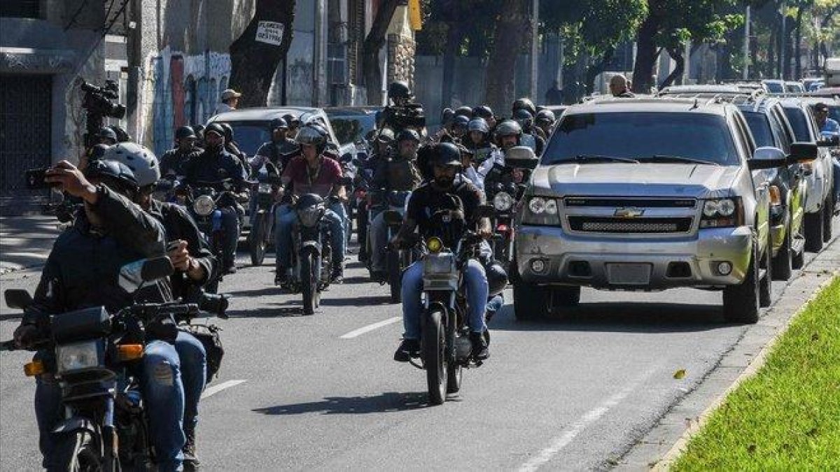 Guaidó en la caravana hacia el parlamento.-AFP