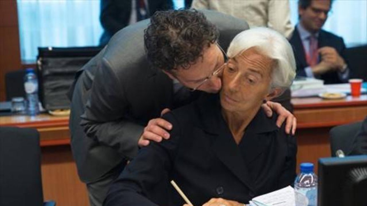 El presidente del Eurogrupo, Jeroen Dijsselbloem, habla con la directora del FMI, Christine Lagarde.-