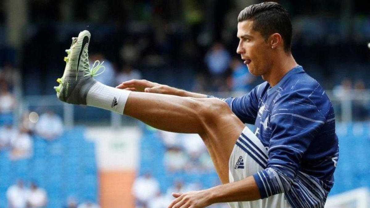 Cristiano calienta antes del encuentro ante Osasuna del pasado sábado.-REUTERS / JUAN MEDINA
